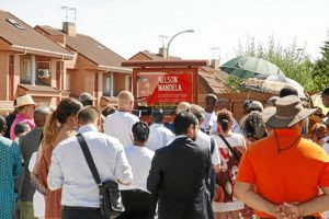 Vecinos asistentes al acto en homenaje a Nelson Mandela. 