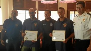 Los agentes han sido nombrados bomberos honorarios de Puerto Rico.