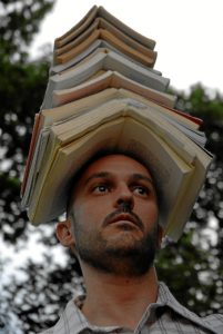 YiFan, con su trabajo 'Gritando', de cuerda floja, equilibrio con libros y danza de alfombra.