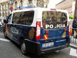 El vehículo fue inspeccionado minuciosamente por un guía y su perro detector.