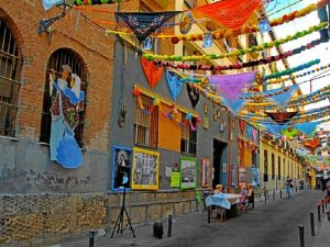 Las calles de la capital se visten para la ocasión.