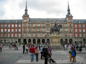 Turistas en la Plaza Mayor de Madrid.