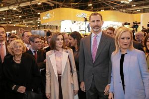 Carmena acompaña a SS.MM los Reyes en la inauguración de la edición 37 de FITUR y en su posterior visita al espacio madrileño.