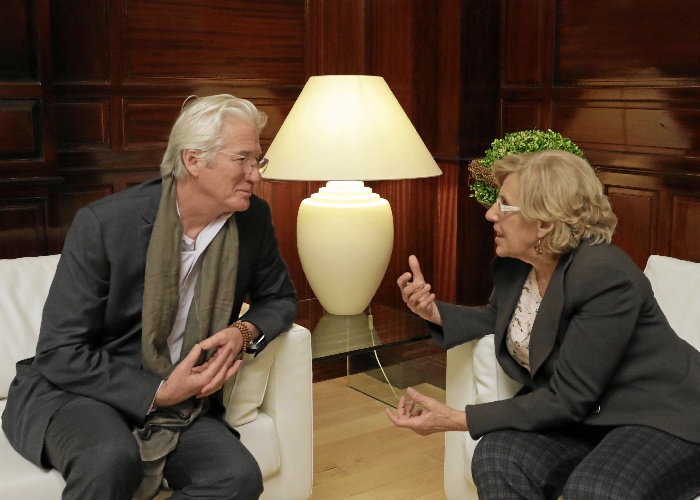 Un momento del encuentro la alcaldesa de Madrid, Manuela Carmena, y el actor estadounidense, Richard Gere.