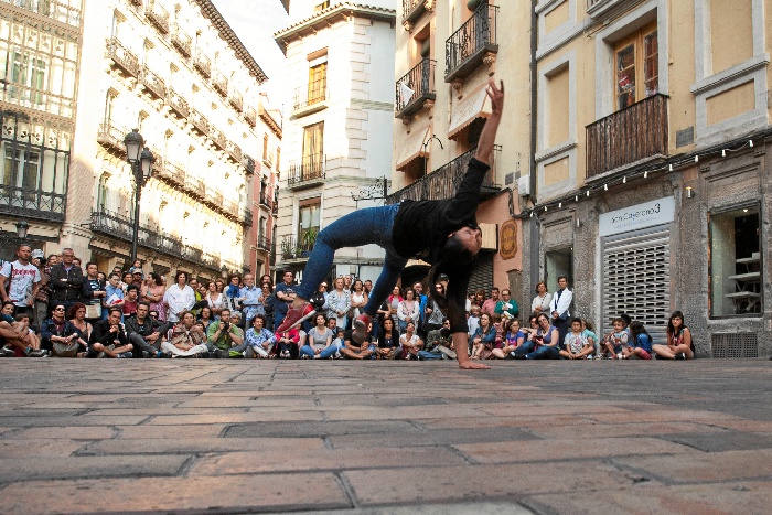 La danza se lleva a escenarios poco habituales, como centros educativos o espacios al aire libre.